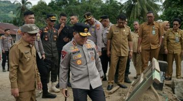Kapolda Sulawesi Utara Irjen Pol Roycke Harry Langie bersama Ketua Bhayangkari Daerah Sulut Ny. Joan Roycke Langie meninjau langsung lokasi terdampak banjir bandang di Desa Solimandungan II, Kecamatan Bolaang, Kabupaten Bolaang Mongondow, Senin (8/6/2026).