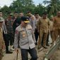Kapolda Sulawesi Utara Irjen Pol Roycke Harry Langie bersama Ketua Bhayangkari Daerah Sulut Ny. Joan Roycke Langie meninjau langsung lokasi terdampak banjir bandang di Desa Solimandungan II, Kecamatan Bolaang, Kabupaten Bolaang Mongondow, Senin (8/6/2026).