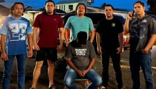 Tim Unit Reaksi Cepat (URC) Resmob Polres Minahasa mengamankan seorang pria berinisial YL (29), warga Desa Parepei, Kecamatan Remboken, terkait dugaan tindak pidana Kekerasan Dalam Rumah Tangga (KDRT), Jumat (12/6/2026) sore.