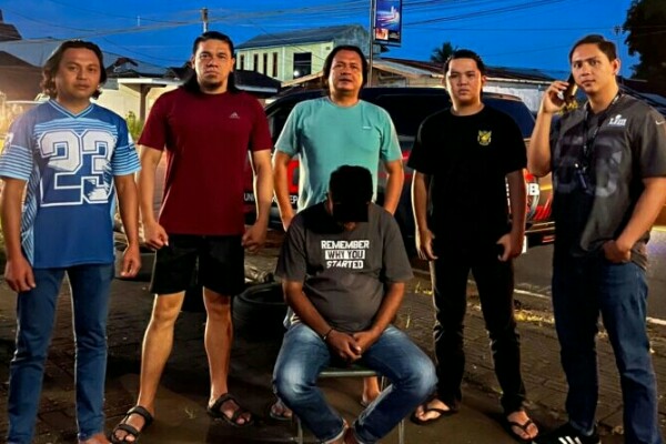 Tim Unit Reaksi Cepat (URC) Resmob Polres Minahasa mengamankan seorang pria berinisial YL (29), warga Desa Parepei, Kecamatan Remboken, terkait dugaan tindak pidana Kekerasan Dalam Rumah Tangga (KDRT), Jumat (12/6/2026) sore.