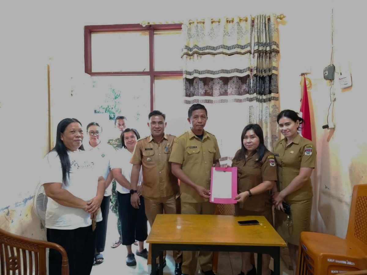 Pemerintah Kabupaten Minahasa Selatan resmi menunjuk Demron Raf Luly sebagai Penjabat Hukum Tua Desa Rumoong Bawah, Kecamatan Amurang Barat, menggantikan Sandra Silvana Rampisela, Senin (15/6/2026).
