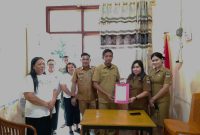 Pemerintah Kabupaten Minahasa Selatan resmi menunjuk Demron Raf Luly sebagai Penjabat Hukum Tua Desa Rumoong Bawah, Kecamatan Amurang Barat, menggantikan Sandra Silvana Rampisela, Senin (15/6/2026).
