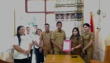 Pemerintah Kabupaten Minahasa Selatan resmi menunjuk Demron Raf Luly sebagai Penjabat Hukum Tua Desa Rumoong Bawah, Kecamatan Amurang Barat, menggantikan Sandra Silvana Rampisela, Senin (15/6/2026).