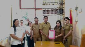 Pemerintah Kabupaten Minahasa Selatan resmi menunjuk Demron Raf Luly sebagai Penjabat Hukum Tua Desa Rumoong Bawah, Kecamatan Amurang Barat, menggantikan Sandra Silvana Rampisela, Senin (15/6/2026).
