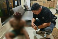 Aparat kepolisian berhasil mengamankan seorang pria yang membawa dua bilah pisau di kawasan Manado Town Square (Mantos), Senin (15/6/2026).