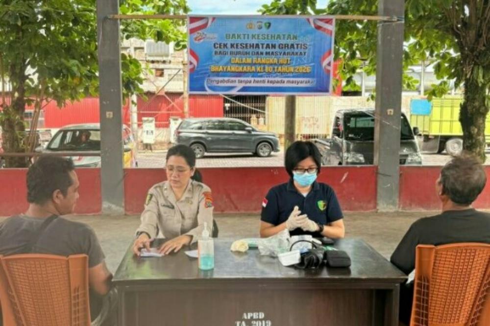 Polresta Manado melalui Seksi Kedokteran dan Kesehatan (Sidokkes) bersama Biddokkes Polda Sulawesi Utara menggelar kegiatan cek kesehatan dan pengobatan gratis bagi para buruh di Tempat Pelelangan Ikan (TPI) Tumumpa Dua, Kecamatan Tuminting, Senin (15/6/2026).