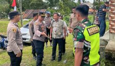 Kapolres Tomohon AKBP Nur Kholis turun langsung memantau pelaksanaan pengamanan di sejumlah Tempat Pemungutan Suara (TPS) yang berada di wilayah Kecamatan Sonder, Tombariri, dan Tombariri Timur.