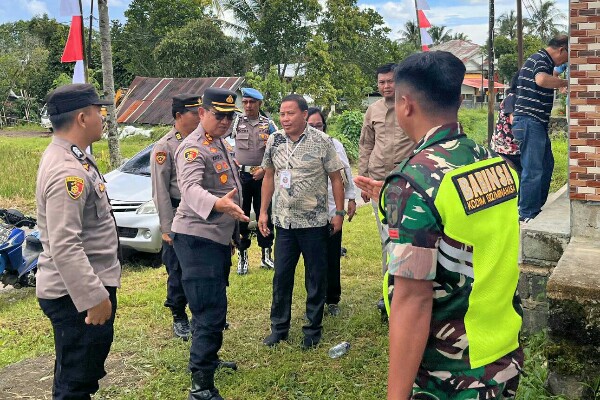 Kapolres Tomohon AKBP Nur Kholis turun langsung memantau pelaksanaan pengamanan di sejumlah Tempat Pemungutan Suara (TPS) yang berada di wilayah Kecamatan Sonder, Tombariri, dan Tombariri Timur.