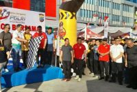 Polresta Manado menggelar olahraga bersama dalam rangka menyambut Hari Bhayangkara ke-80 di Lapangan Marina Plaza Manado, Sabtu (20/6/2026).