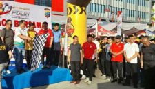 Polresta Manado menggelar olahraga bersama dalam rangka menyambut Hari Bhayangkara ke-80 di Lapangan Marina Plaza Manado, Sabtu (20/6/2026).