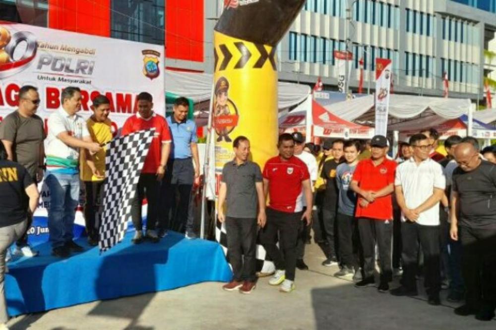 Polresta Manado menggelar olahraga bersama dalam rangka menyambut Hari Bhayangkara ke-80 di Lapangan Marina Plaza Manado, Sabtu (20/6/2026).