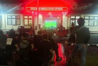 Ratusan warga dari berbagai kalangan memadati area lobi dan halaman Mapolres untuk mengikuti kegiatan nonton bareng (nobar) Piala Dunia 2026 yang digelar Polres Minahasa Utara.