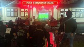 Ratusan warga dari berbagai kalangan memadati area lobi dan halaman Mapolres untuk mengikuti kegiatan nonton bareng (nobar) Piala Dunia 2026 yang digelar Polres Minahasa Utara.