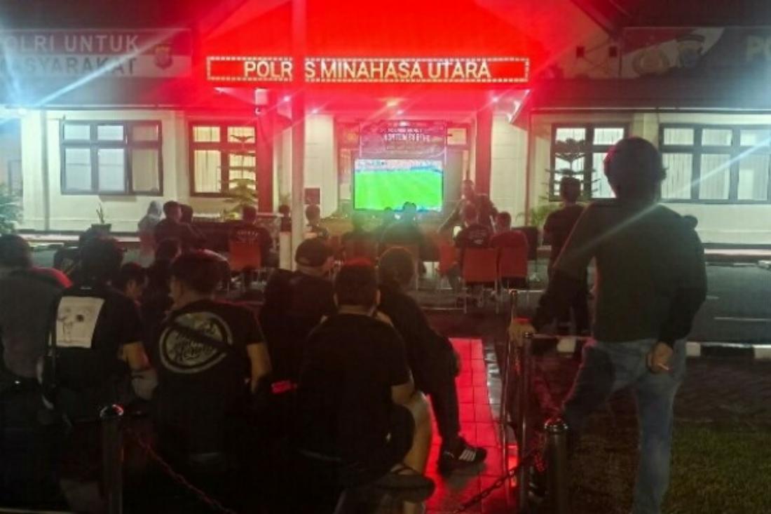 Ratusan warga dari berbagai kalangan memadati area lobi dan halaman Mapolres untuk mengikuti kegiatan nonton bareng (nobar) Piala Dunia 2026 yang digelar Polres Minahasa Utara.
