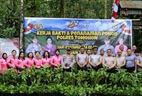 Polres Tomohon memperingati Hari Bhayangkara ke-80 dengan menggelar aksi pelestarian lingkungan melalui kegiatan kerja bakti dan penanaman pohon di kawasan Gunung Mahawu, Kelurahan Rurukan, Kecamatan Tomohon Timur, Selasa (23/6/2026).