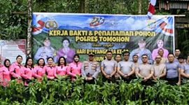 Polres Tomohon memperingati Hari Bhayangkara ke-80 dengan menggelar aksi pelestarian lingkungan melalui kegiatan kerja bakti dan penanaman pohon di kawasan Gunung Mahawu, Kelurahan Rurukan, Kecamatan Tomohon Timur, Selasa (23/6/2026).