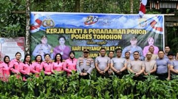 Polres Tomohon memperingati Hari Bhayangkara ke-80 dengan menggelar aksi pelestarian lingkungan melalui kegiatan kerja bakti dan penanaman pohon di kawasan Gunung Mahawu, Kelurahan Rurukan, Kecamatan Tomohon Timur, Selasa (23/6/2026).