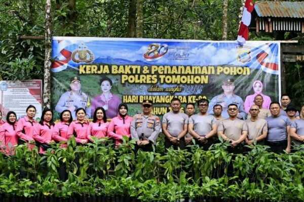 Polres Tomohon memperingati Hari Bhayangkara ke-80 dengan menggelar aksi pelestarian lingkungan melalui kegiatan kerja bakti dan penanaman pohon di kawasan Gunung Mahawu, Kelurahan Rurukan, Kecamatan Tomohon Timur, Selasa (23/6/2026).