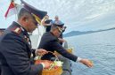 Polda Sulut menggelar upacara tabur bunga di laut sebagai bentuk penghormatan kepada para pahlawan bangsa dalam rangka memperingati Hari Bhayangkara ke-80, Rabu (24/6/2026).