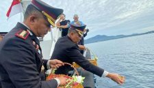 Polda Sulut menggelar upacara tabur bunga di laut sebagai bentuk penghormatan kepada para pahlawan bangsa dalam rangka memperingati Hari Bhayangkara ke-80, Rabu (24/6/2026).