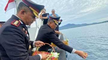 Polda Sulut menggelar upacara tabur bunga di laut sebagai bentuk penghormatan kepada para pahlawan bangsa dalam rangka memperingati Hari Bhayangkara ke-80, Rabu (24/6/2026).