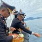 Polda Sulut menggelar upacara tabur bunga di laut sebagai bentuk penghormatan kepada para pahlawan bangsa dalam rangka memperingati Hari Bhayangkara ke-80, Rabu (24/6/2026).