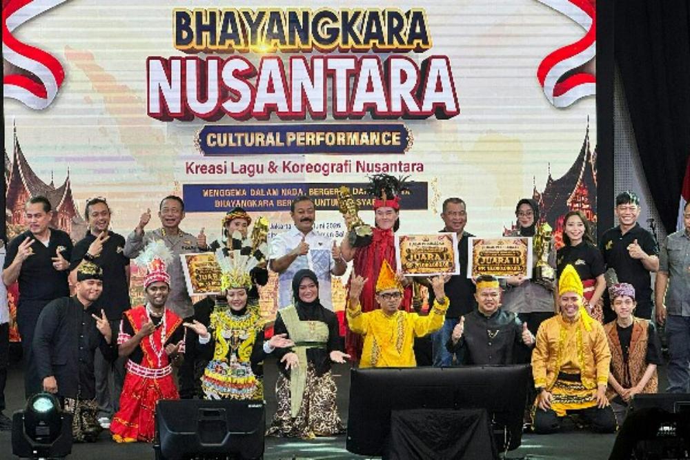 Polda Sulut mengharumkan nama daerah setelah berhasil meraih Juara I pada Lomba Kreasi Lagu dan Koreografi Nusantara Bhayangkara dalam rangka Hari Bhayangkara ke-80 Tahun 2026.