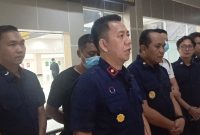 Kakanim Kelas II TPI Tahuna Ready Jootje Ratag (Tengah) didampingi Kasi Inteldakim Joudy Supit saat memberikan keterangan di Bandara Sam Ratulangi Manado, Jumat 5 Juni 2026.(Foto:Yudi/Pilar) 