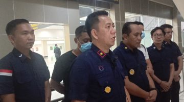 Kakanim Kelas II TPI Tahuna Ready Jootje Ratag (Tengah) didampingi Kasi Inteldakim Joudy Supit saat memberikan keterangan di Bandara Sam Ratulangi Manado, Jumat 5 Juni 2026.(Foto:Yudi/Pilar) 
