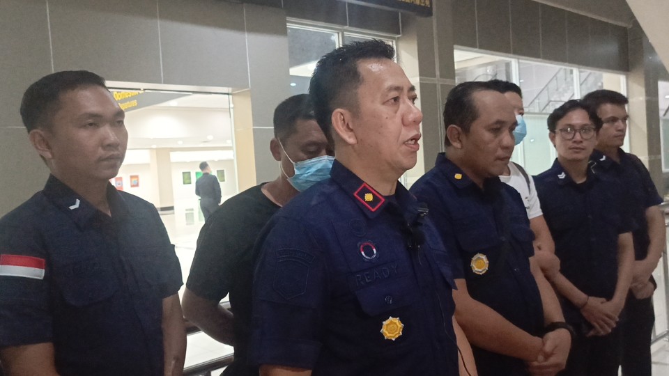 Kakanim Kelas II TPI Tahuna Ready Jootje Ratag (Tengah) didampingi Kasi Inteldakim Joudy Supit saat memberikan keterangan di Bandara Sam Ratulangi Manado, Jumat 5 Juni 2026.(Foto:Yudi/Pilar) 