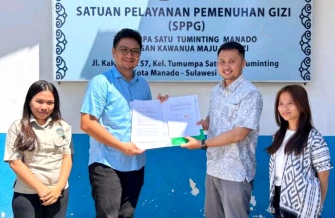 Komitmen memberikan perlindungan kesehatan bagi tenaga relawan ditunjukkan Satuan Pelayanan Pemenuhan Gizi (SPPG) Sindulang Satu, Kecamatan Tuminting, Kota Manado.