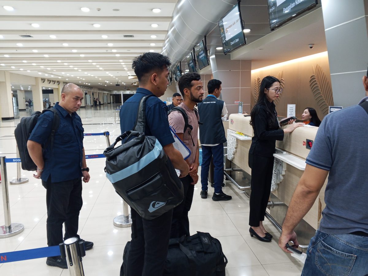 Kantor Imigrasi Kelas I TPI Manado mendeportasi seorang warga negara (WN) Brasil berinisial F.D.A.F. setelah terbukti menyalahgunakan izin tinggal dengan bekerja sebagai awak kapal pesiar (deckhand) menggunakan fasilitas Bebas Visa Kunjungan (BVK).