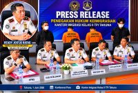 Kakanim Kelas II TPI Tahuna Ready Jootje Ratag (Tengah) didampingi
Kasi Inteldakim Joudy Supit, Penyidik PNS Faisal Irvan, Kasi Lalintalkim Yuvensius Kirimang
Kasubsi Infokim Pandapotan Sidjabat dalam Press Conference di Kantor Imigrasi Tahuna Senin 1 Juni 2026.(Foto Ist)
