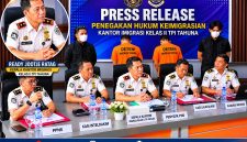 Kakanim Kelas II TPI Tahuna Ready Jootje Ratag (Tengah) didampingi
Kasi Inteldakim Joudy Supit, Penyidik PNS Faisal Irvan, Kasi Lalintalkim Yuvensius Kirimang
Kasubsi Infokim Pandapotan Sidjabat dalam Press Conference di Kantor Imigrasi Tahuna Senin 1 Juni 2026.(Foto Ist)