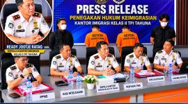 Kakanim Kelas II TPI Tahuna Ready Jootje Ratag (Tengah) didampingi
Kasi Inteldakim Joudy Supit, Penyidik PNS Faisal Irvan, Kasi Lalintalkim Yuvensius Kirimang
Kasubsi Infokim Pandapotan Sidjabat dalam Press Conference di Kantor Imigrasi Tahuna Senin 1 Juni 2026.(Foto Ist)
