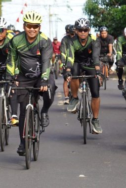Fun Bike HUT Kodam XIII/Mdk Padukan Olahraga, Baksos dan Pelestarian Danau