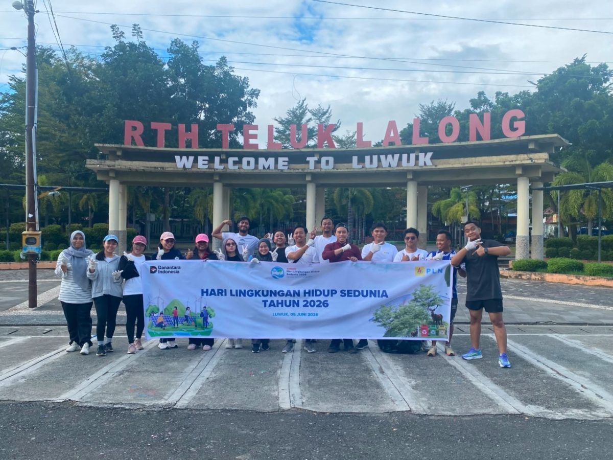 PT PLN (Persero) melalui PLN UP3 Luwuk memperingati Hari Lingkungan Hidup Sedunia 2026 dengan menggelar kegiatan jalan sehat dan aksi bersih lingkungan di kawasan Ruang Terbuka Hijau (RTH) Teluk Lalong, Jumat (5/6/2026).