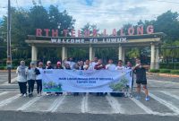 PT PLN (Persero) melalui PLN UP3 Luwuk memperingati Hari Lingkungan Hidup Sedunia 2026 dengan menggelar kegiatan jalan sehat dan aksi bersih lingkungan di kawasan Ruang Terbuka Hijau (RTH) Teluk Lalong, Jumat (5/6/2026).