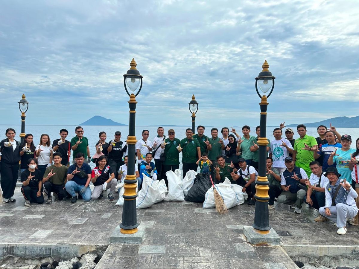 PT PLN (Persero) Unit Induk Distribusi Sulawesi Utara, Sulawesi Tengah, dan Gorontalo (UID Suluttenggo) menggelar aksi bersih-bersih pantai dan lingkungan di kawasan Malalayang Beach Walk (MBW), Kota Manado, Jumat (5/6).