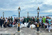 PT PLN (Persero) Unit Induk Distribusi Sulawesi Utara, Sulawesi Tengah, dan Gorontalo (UID Suluttenggo) menggelar aksi bersih-bersih pantai dan lingkungan di kawasan Malalayang Beach Walk (MBW), Kota Manado, Jumat (5/6).