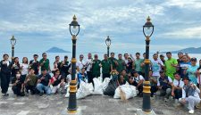 PT PLN (Persero) Unit Induk Distribusi Sulawesi Utara, Sulawesi Tengah, dan Gorontalo (UID Suluttenggo) menggelar aksi bersih-bersih pantai dan lingkungan di kawasan Malalayang Beach Walk (MBW), Kota Manado, Jumat (5/6).