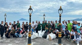 PT PLN (Persero) Unit Induk Distribusi Sulawesi Utara, Sulawesi Tengah, dan Gorontalo (UID Suluttenggo) menggelar aksi bersih-bersih pantai dan lingkungan di kawasan Malalayang Beach Walk (MBW), Kota Manado, Jumat (5/6).