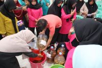 PT PLN (Persero) Unit Pelaksana Pelayanan Pelanggan (UP3) Tolitoli melalui Persatuan Istri Karyawan dan Karyawati (PIKK) menggelar edukasi pembuatan dan pemanfaatan eco-enzyme yang dirangkaikan dengan promosi layanan digital PLN kepada masyarakat di Kelurahan Nalu, Kabupaten Tolitoli.