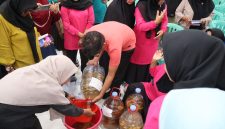 PT PLN (Persero) Unit Pelaksana Pelayanan Pelanggan (UP3) Tolitoli melalui Persatuan Istri Karyawan dan Karyawati (PIKK) menggelar edukasi pembuatan dan pemanfaatan eco-enzyme yang dirangkaikan dengan promosi layanan digital PLN kepada masyarakat di Kelurahan Nalu, Kabupaten Tolitoli.