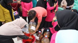 PT PLN (Persero) Unit Pelaksana Pelayanan Pelanggan (UP3) Tolitoli melalui Persatuan Istri Karyawan dan Karyawati (PIKK) menggelar edukasi pembuatan dan pemanfaatan eco-enzyme yang dirangkaikan dengan promosi layanan digital PLN kepada masyarakat di Kelurahan Nalu, Kabupaten Tolitoli.