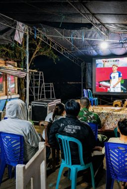 Jajaran Kodam XIII/Mdk Gelar Nobar Piala Dunia Bersama Warga, Pererat Kebersamaan dengan Masyarakat