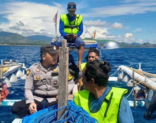 Polsek Pinogaluman bersama Kelompok Pengawas Akses Area Perikanan (PAAP) Perintis Kabupaten Bolaang Mongondow Utara meningkatkan pengawasan di sejumlah Kawasan Larang Ambil (KLA) guna menjaga kelestarian ekosistem laut dan sumber daya perikanan, Minggu (14/6/2026).