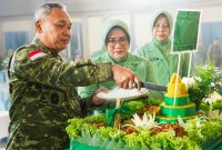 Kodam) XIII/Mdk menggelar acara syukuran sebagai puncak peringatan Hari Ulang Tahun (HUT) ke-68 yang berlangsung di Grhadika Jaya Sakti Makodam XIII/Merdeka, Rabu (17/6/2026). Ket Foto: Pangdam XIII/Merdeka Mayjen TNI Mirza Agus sedang memotong tumpeng