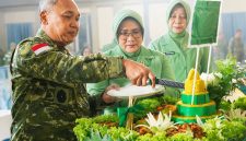 Kodam) XIII/Mdk menggelar acara syukuran sebagai puncak peringatan Hari Ulang Tahun (HUT) ke-68 yang berlangsung di Grhadika Jaya Sakti Makodam XIII/Merdeka, Rabu (17/6/2026). Ket Foto: Pangdam XIII/Merdeka Mayjen TNI Mirza Agus sedang memotong tumpeng