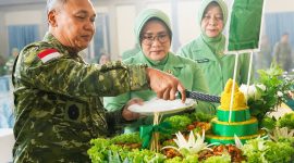 Kodam) XIII/Mdk menggelar acara syukuran sebagai puncak peringatan Hari Ulang Tahun (HUT) ke-68 yang berlangsung di Grhadika Jaya Sakti Makodam XIII/Merdeka, Rabu (17/6/2026). Ket Foto: Pangdam XIII/Merdeka Mayjen TNI Mirza Agus sedang memotong tumpeng